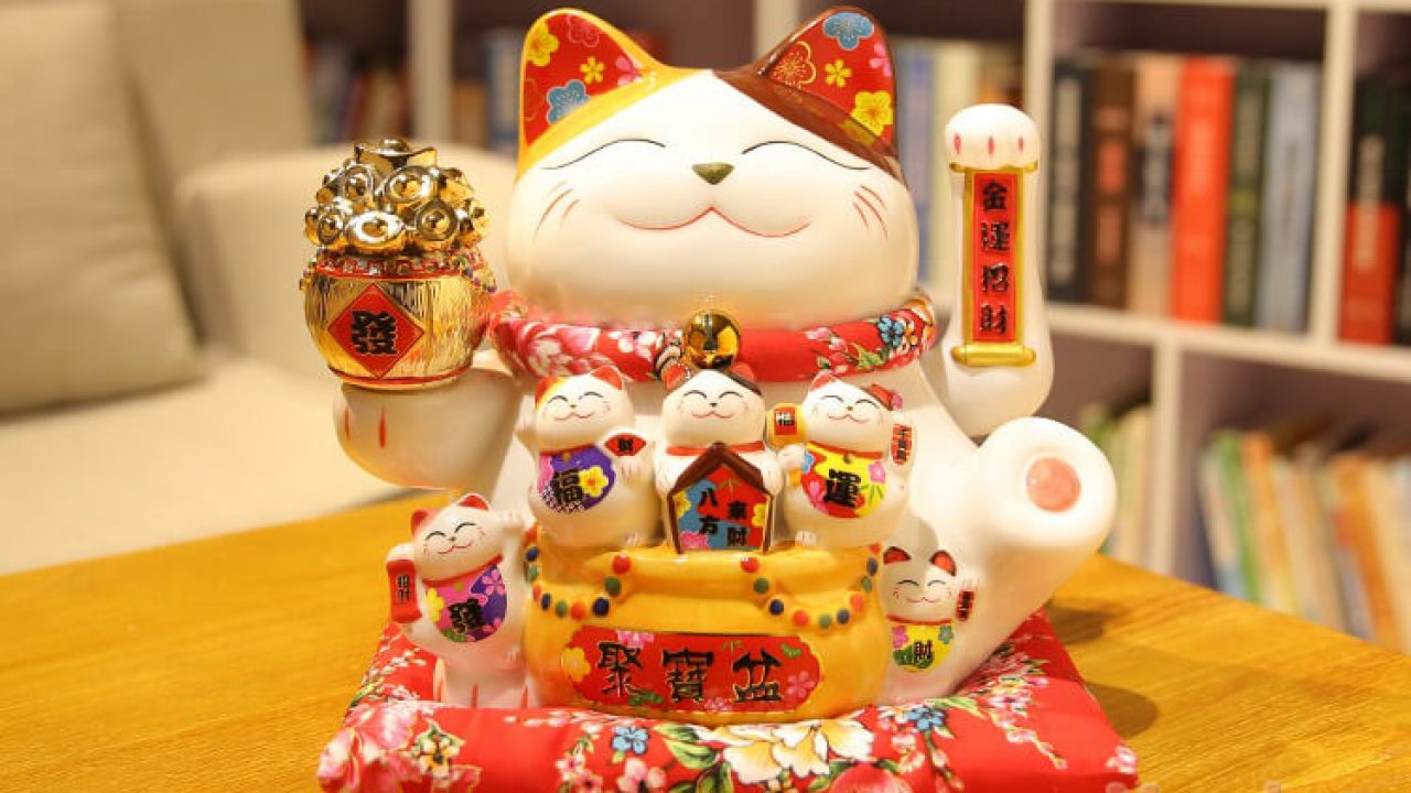 Nên chọn trưng bày mèo thần tài làm từ các chất liệu: gốm sứ, vàng