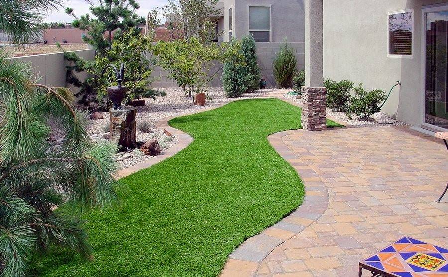 Thiết kế sân vườn có bãi cỏ giả