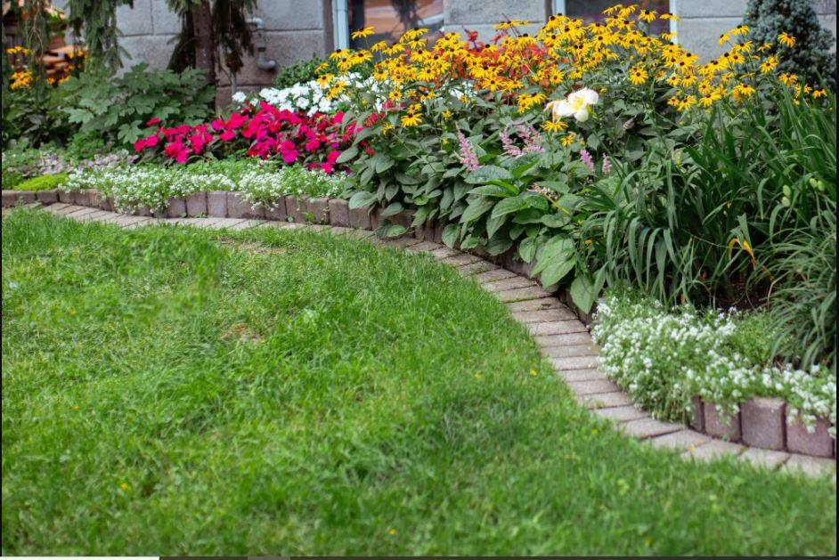 Sử dụng gạch xếp để làm đường viền bãi cỏ hoặc hàng rào