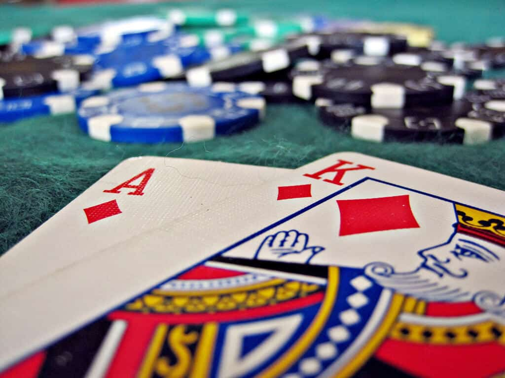 16 người bị phạt 240 triệu đồng do tụ tập đánh bạc